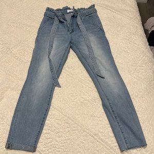 High-wasted jeans with bow